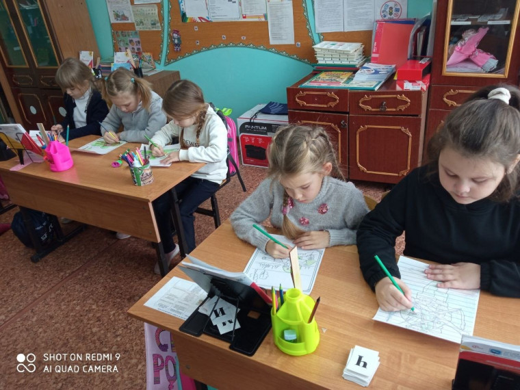 Ученики 1 класса пишут письмо солдату.