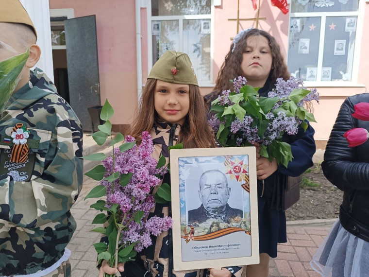 Возложение венков и цветов к памятнику "Клятва солдата".